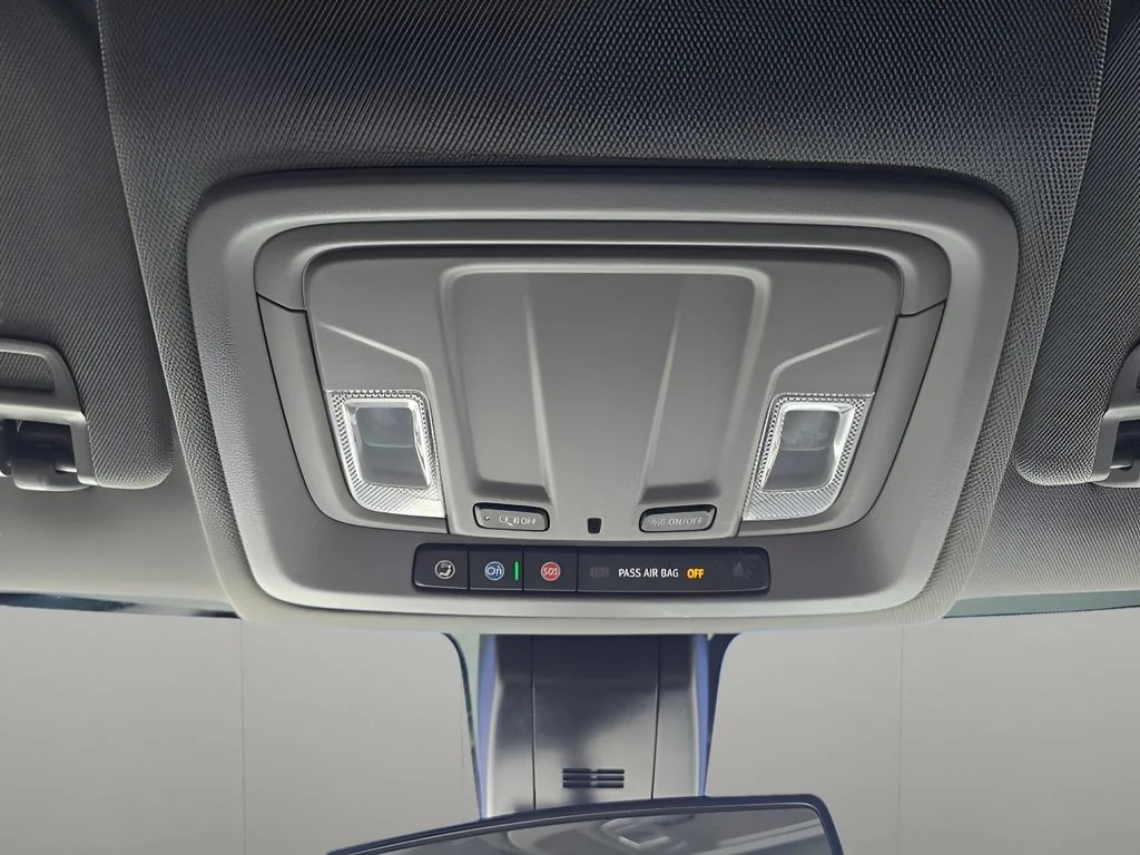Used 2022 White Chevrolet Custom image 27