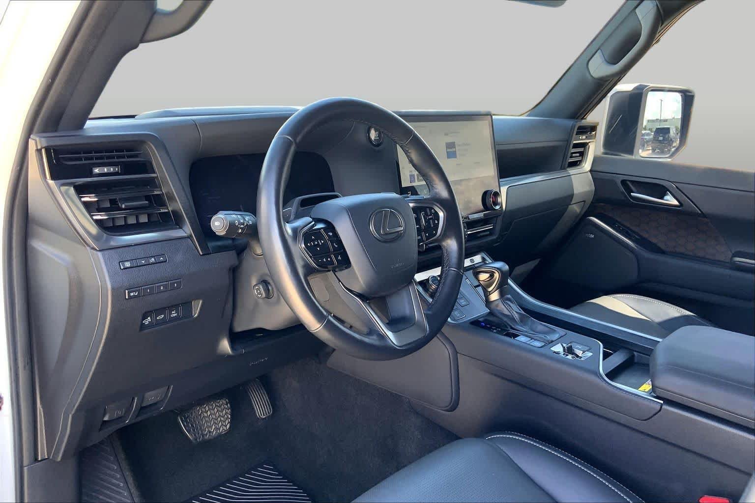 2024 Lexus GX Luxury - Photo 18