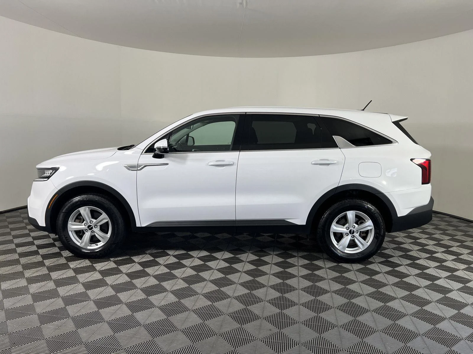 Used 2023 Glacial White Pearl Kia LX image 28