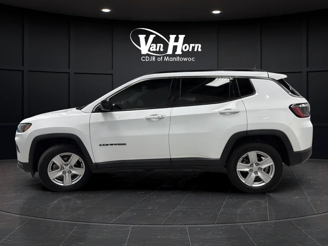 Used 2022 Bright White Clearcoat Jeep Latitude image 4
