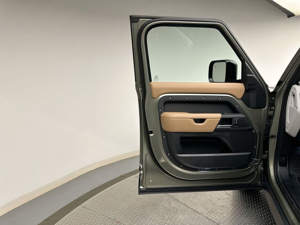Used 2025 Pangea Green Metallic Land Rover S image 8