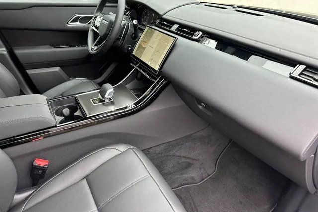 New 2026 Santorini Black Land Rover Dynamic SE image 14
