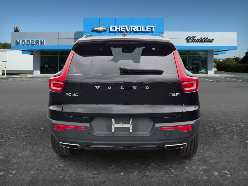 Used 2019  Volvo R-Design image 4