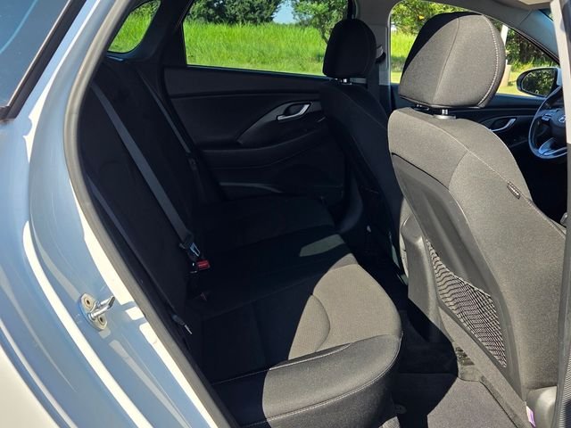 Used 2018 White Hyundai Base image 15