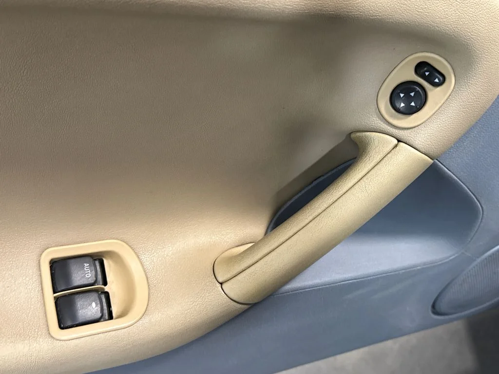 Used 2006 Blue Pontiac Base image 20