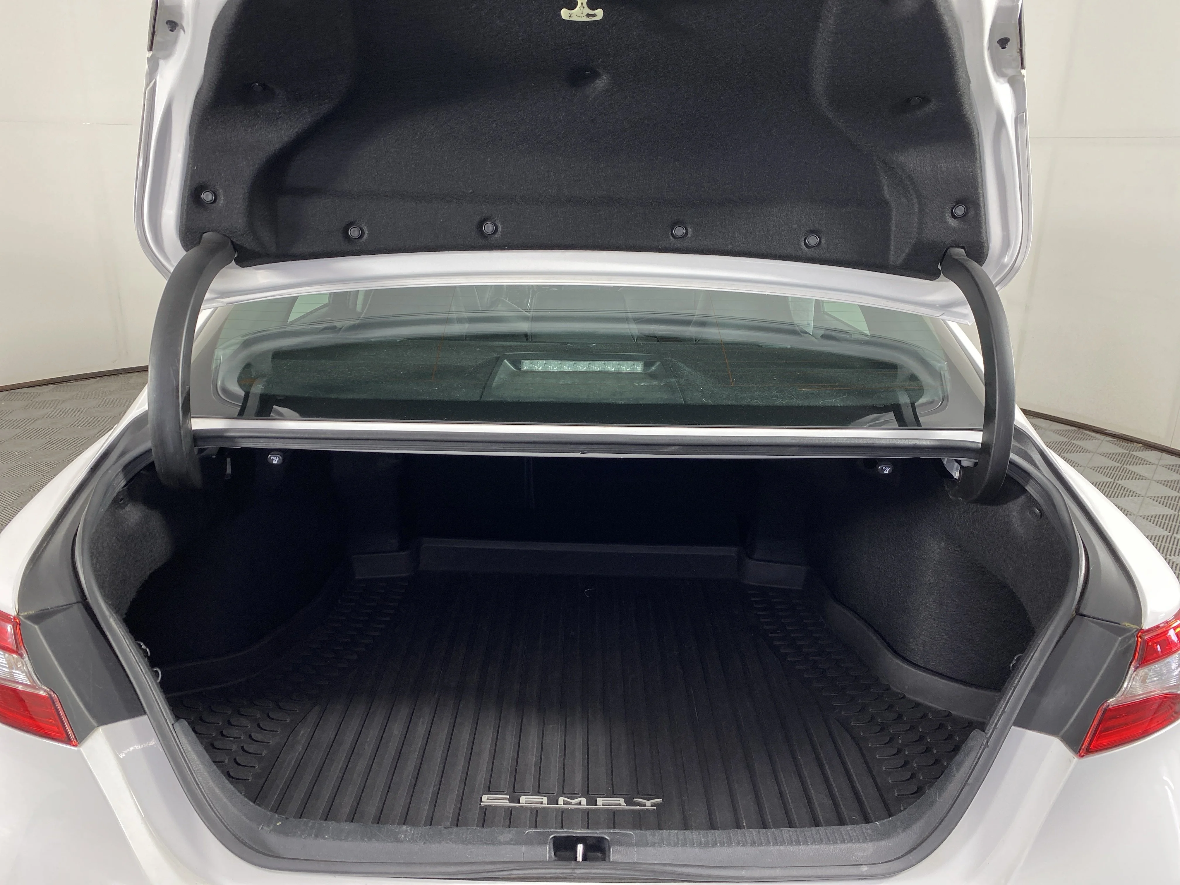 Used 2018 Super White Toyota SE image 32