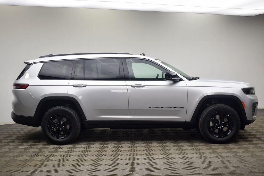 New 2026 Silver Zynith Exterior Paint Jeep Altitude image 3