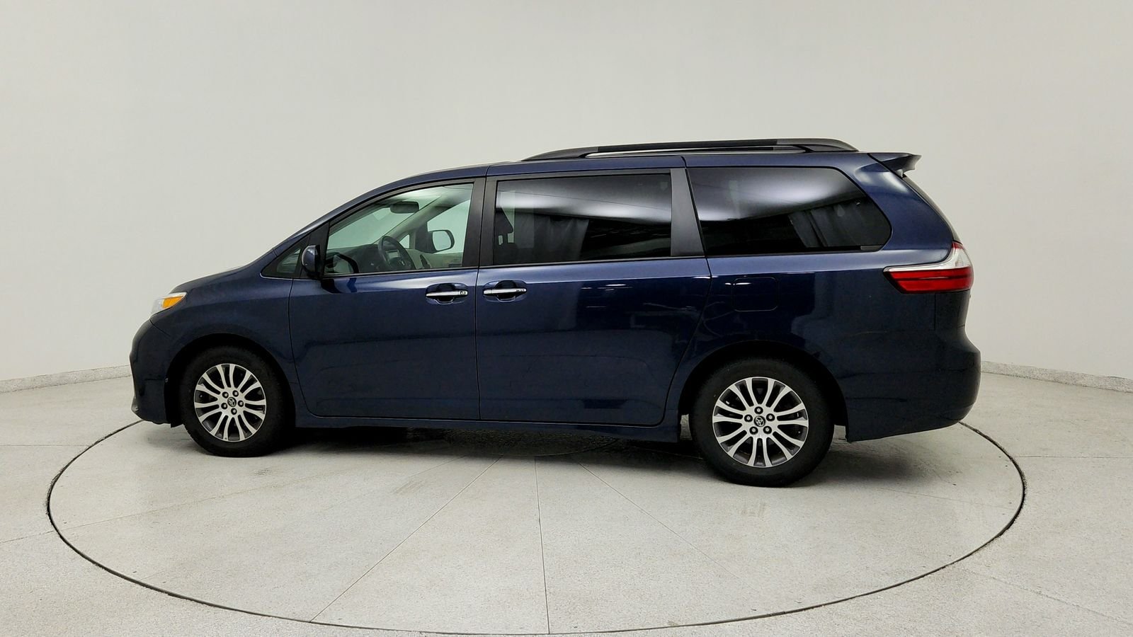 Used 2019 Beige Toyota XLE Premium image 4
