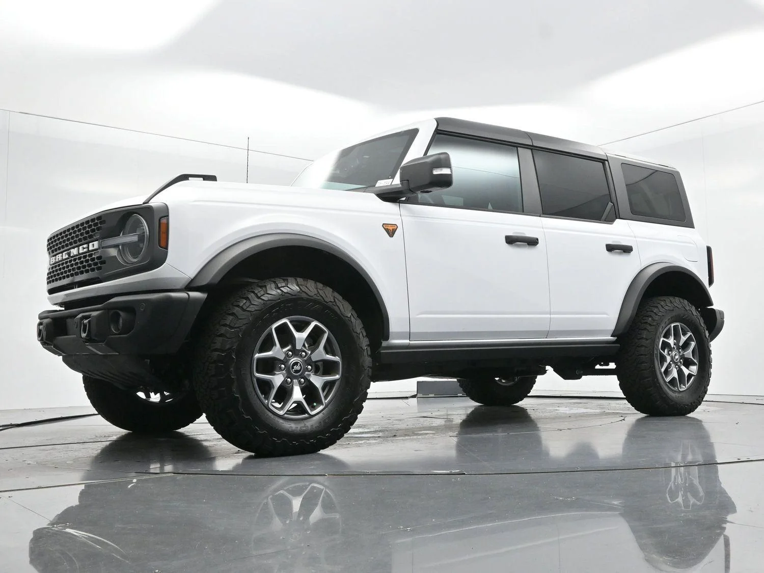 Used 2025 Oxford White Ford Badlands image 47