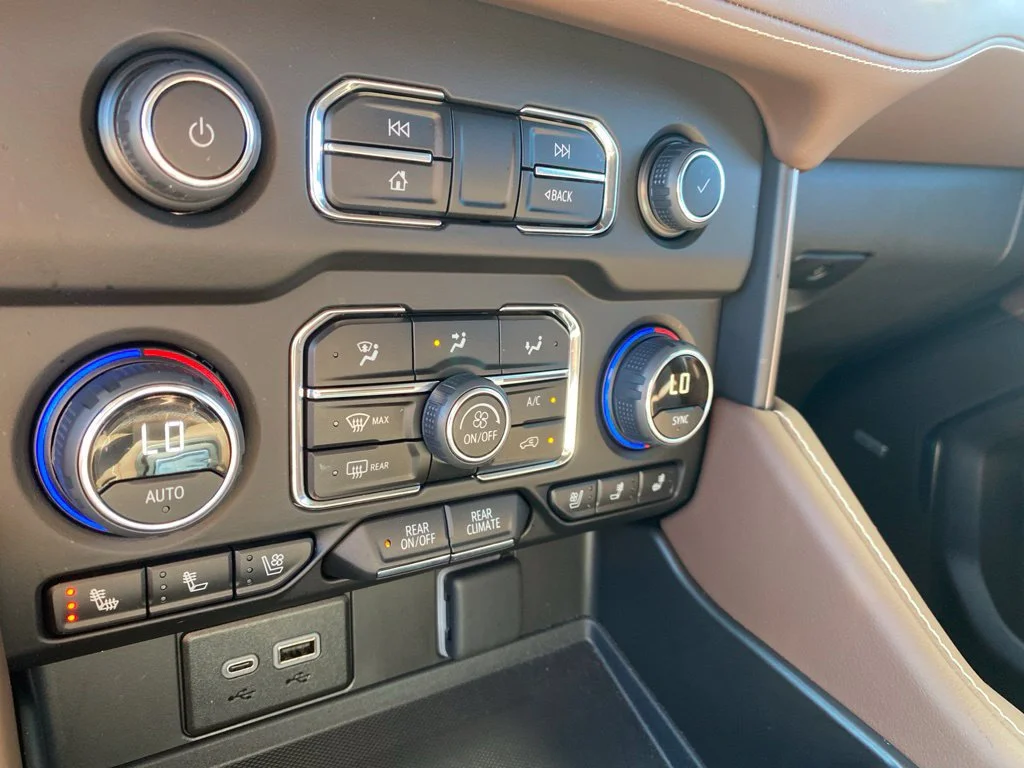 Used 2023 IRIDESCENT PEARL TRICOAT Chevrolet High Country image 19