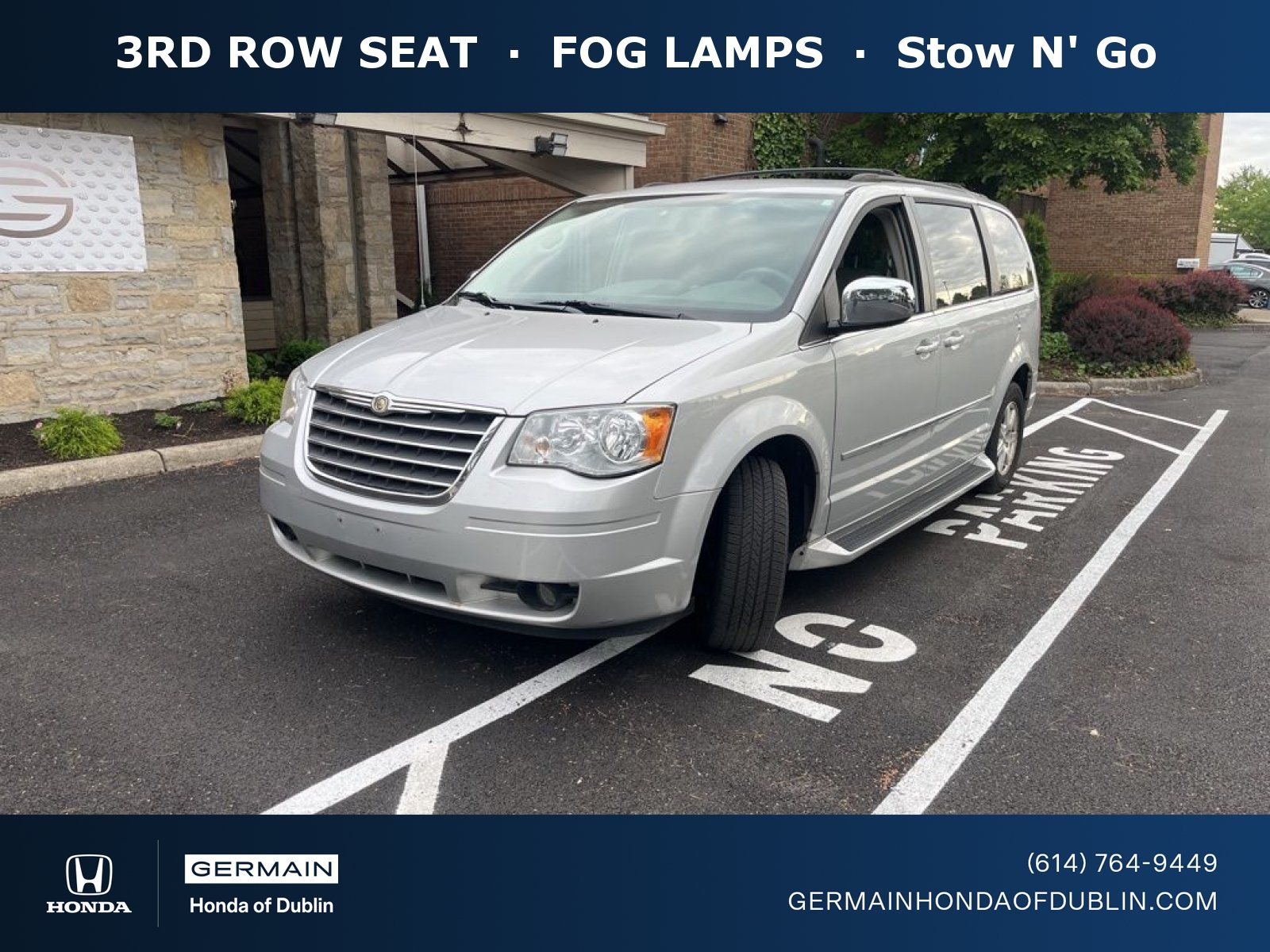 2009 Chrysler Town & Country Touring's photo