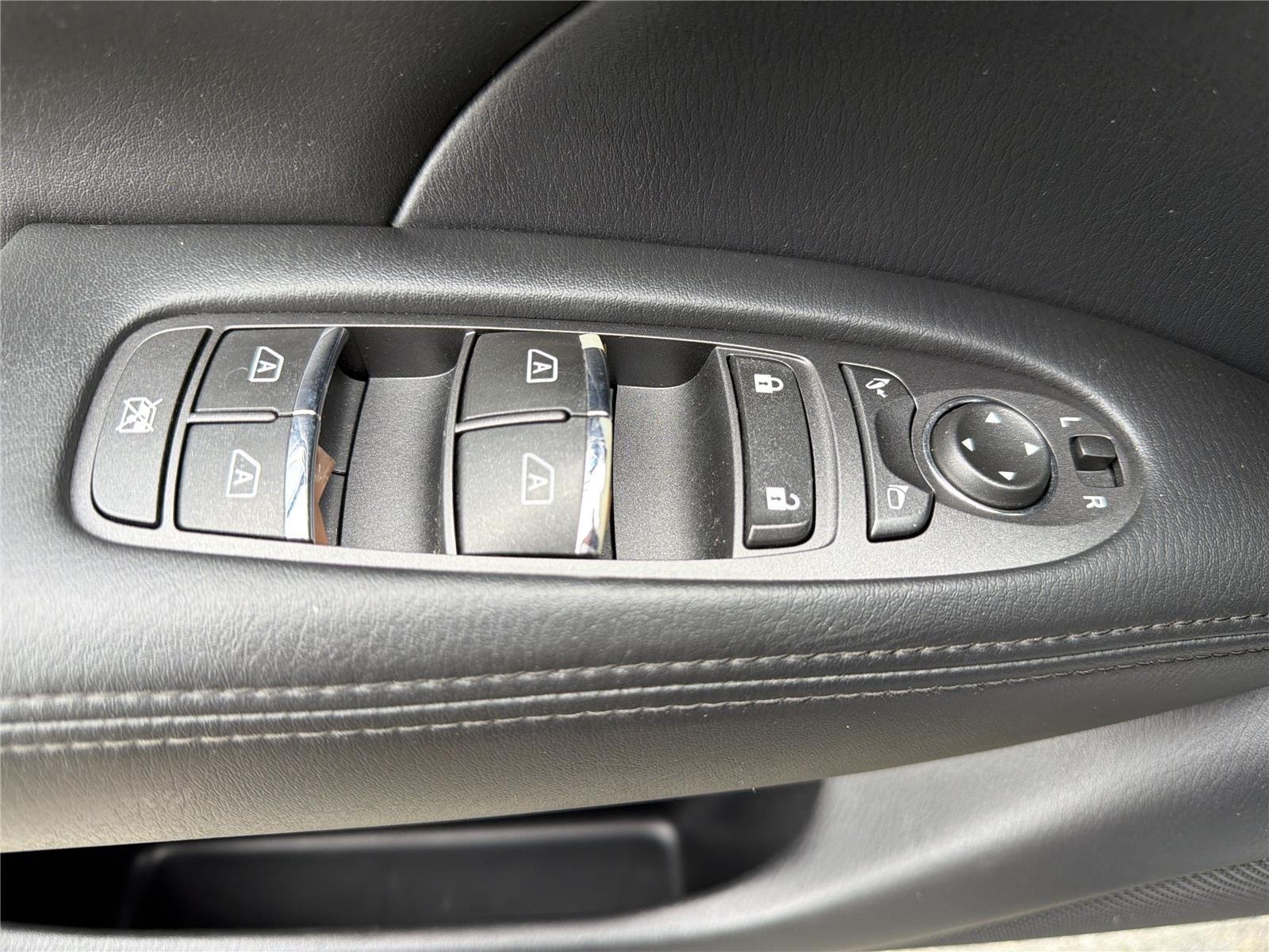 Used 2013  INFINITI Base image 16