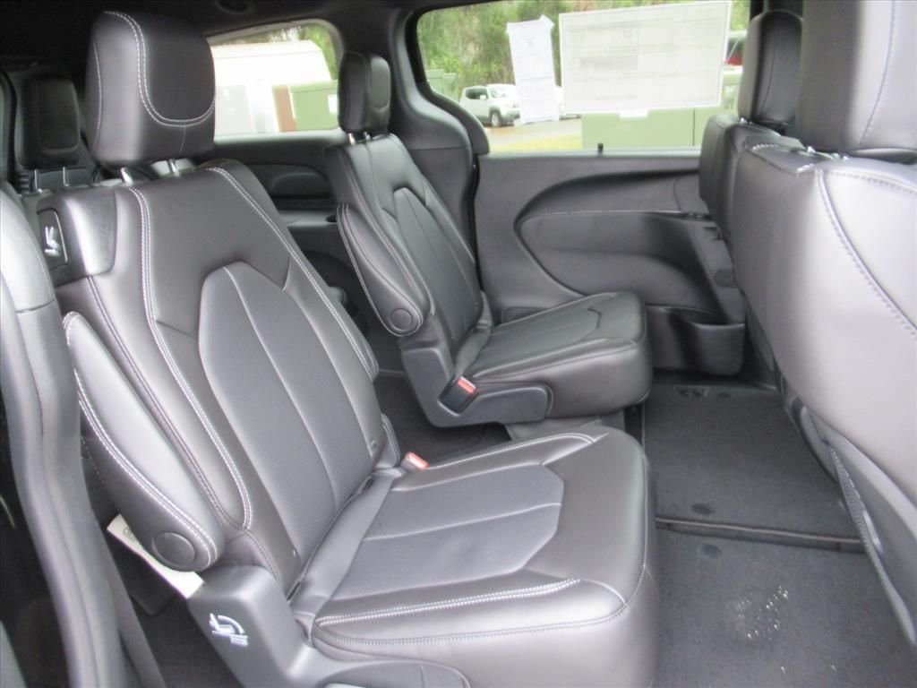 New 2026 Diamond Black Crystal Pearl-Coat Exterior Paint Chrysler Select image 30