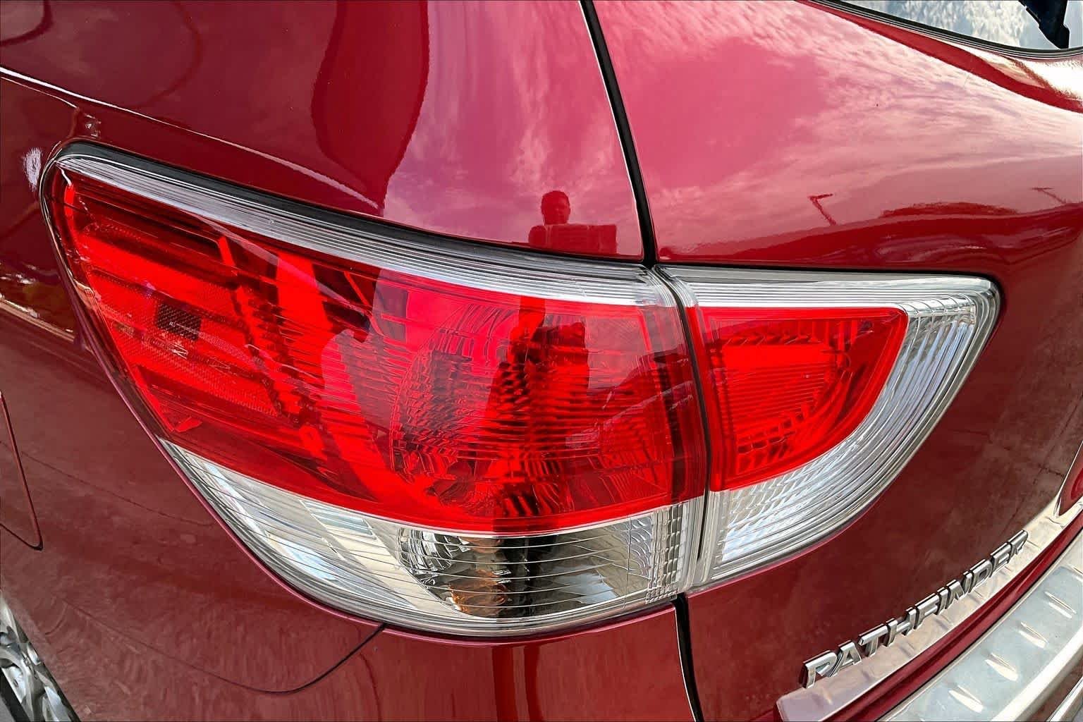 Used 2015 Cayenne Red Nissan SL image 28