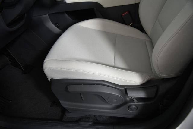 New 2027 White Hyundai SE AWD image 15