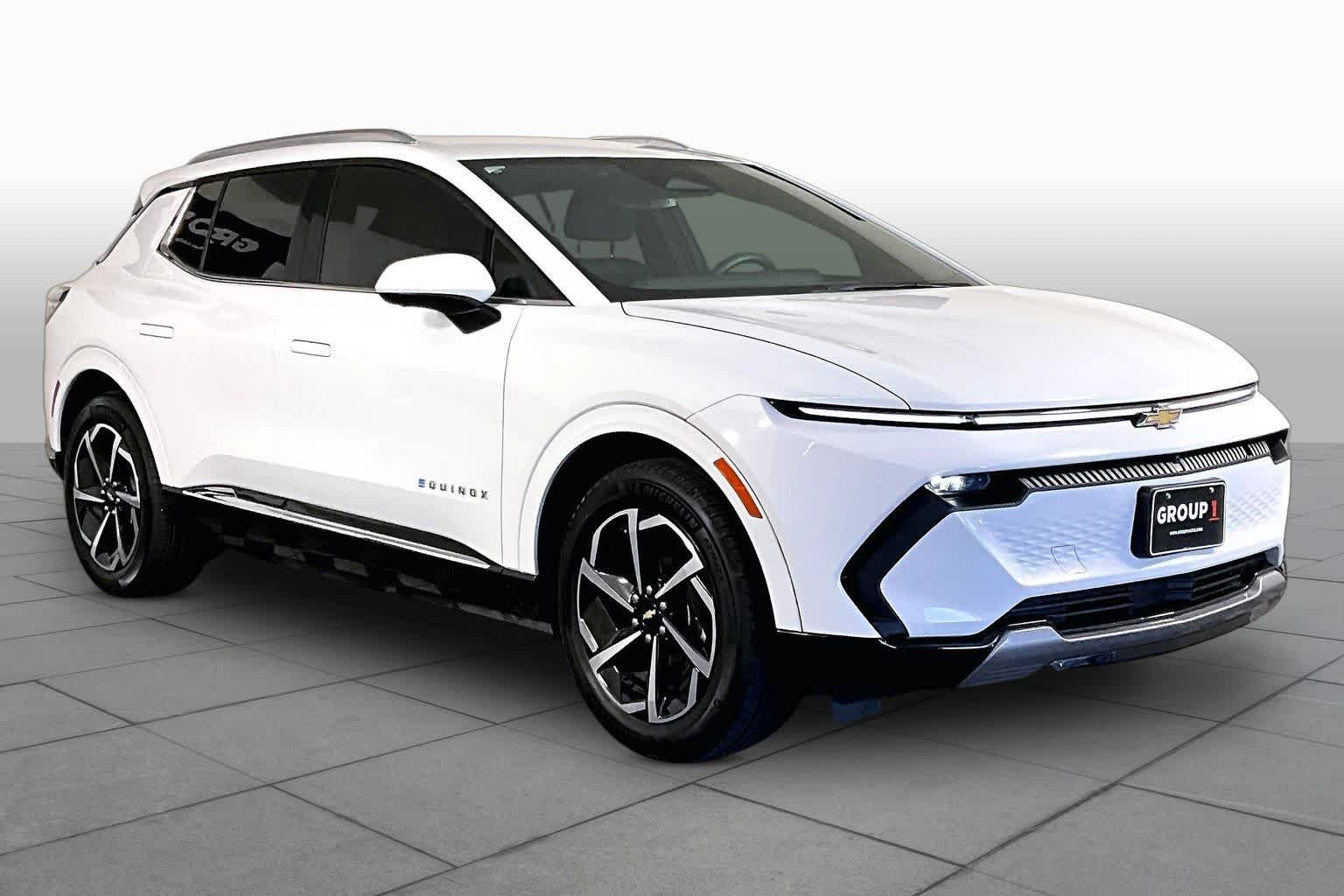 Used 2024 Summit White Chevrolet LT image 2