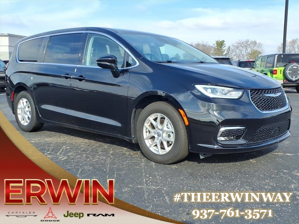 2024 Chrysler Pacifica Touring L's photo