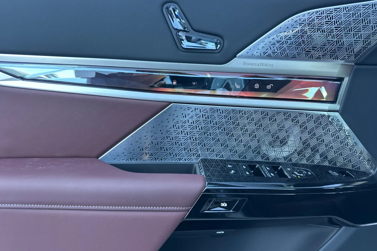 New 2026 Oxide Grey Metallic BMW 750e xDrive image 10