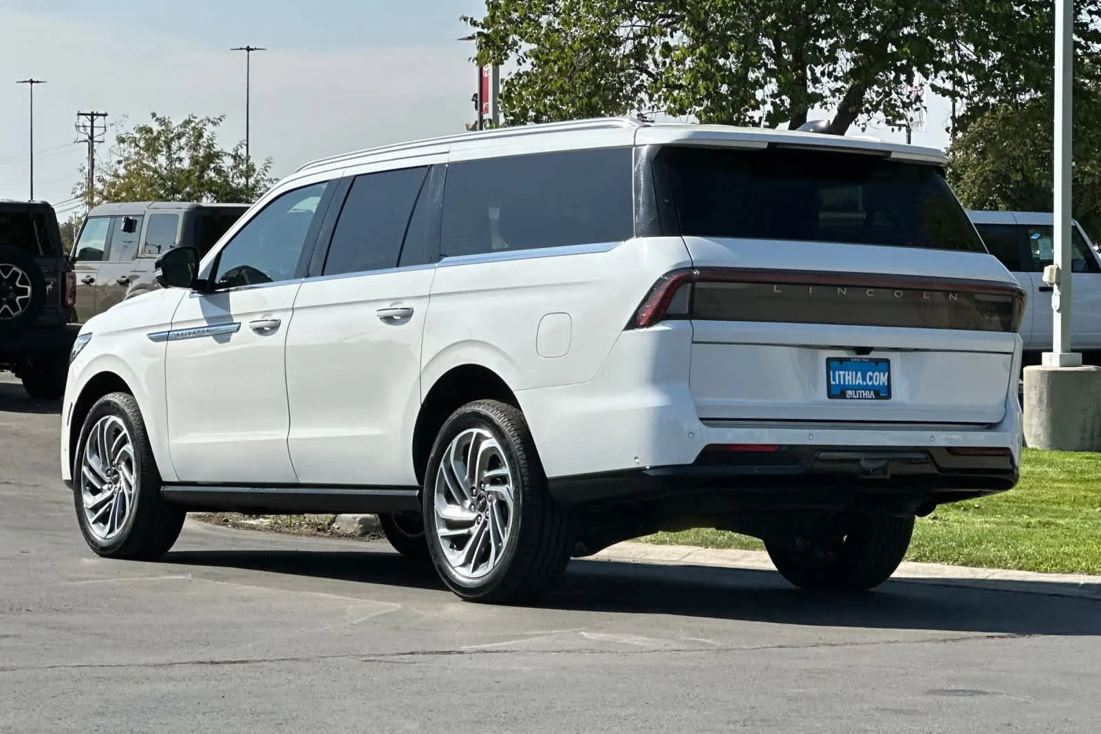 Used 2025 Pristine White Lincoln Reserve image 6