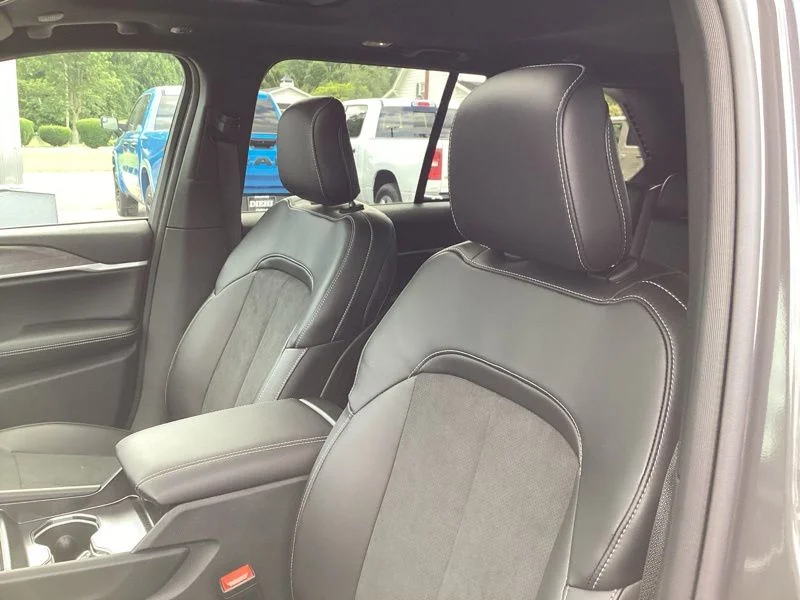 New 2026 Baltic Gray Metallic Clear-Coat Exterior Paint Jeep Laredo Altitude image 25