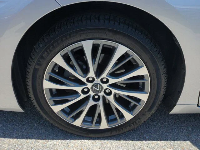 Used 2019 Silver Lexus 350 Luxury image 11