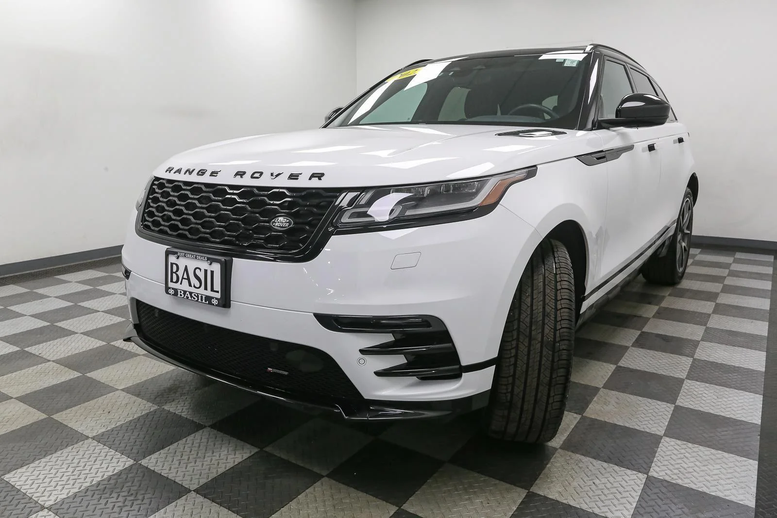 Used 2023 Fuji White Land Rover R-Dynamic S image 4