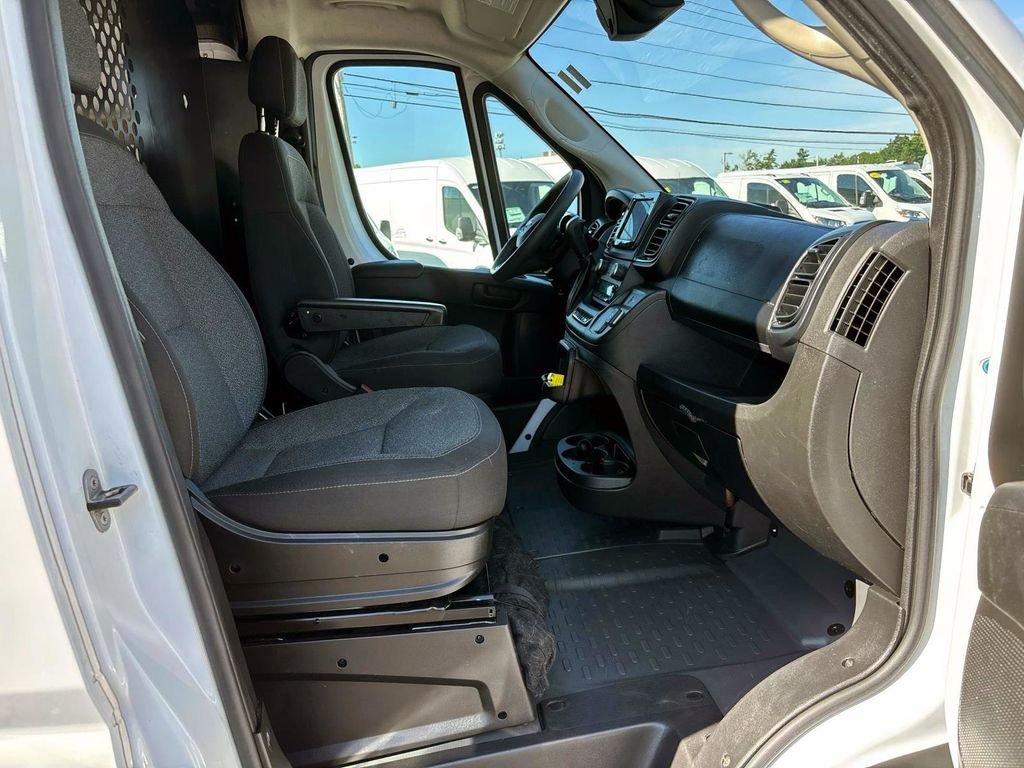 Used 2025 White Ram Base image 15