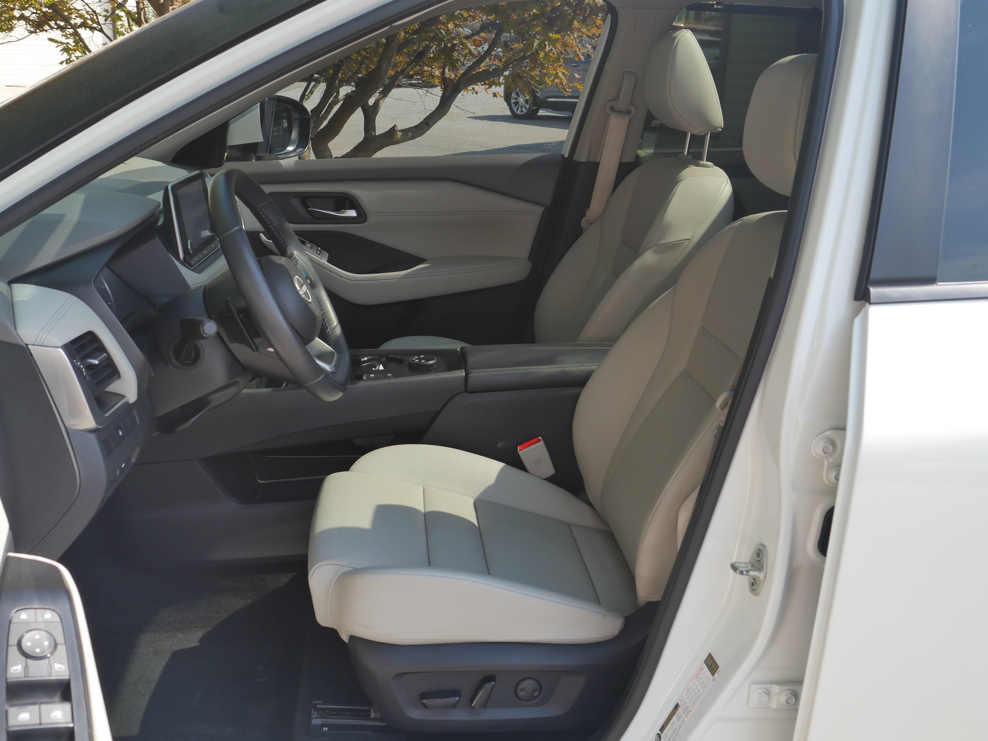 Certified Used 2023 Pearl White Tricoat Nissan SV image 3