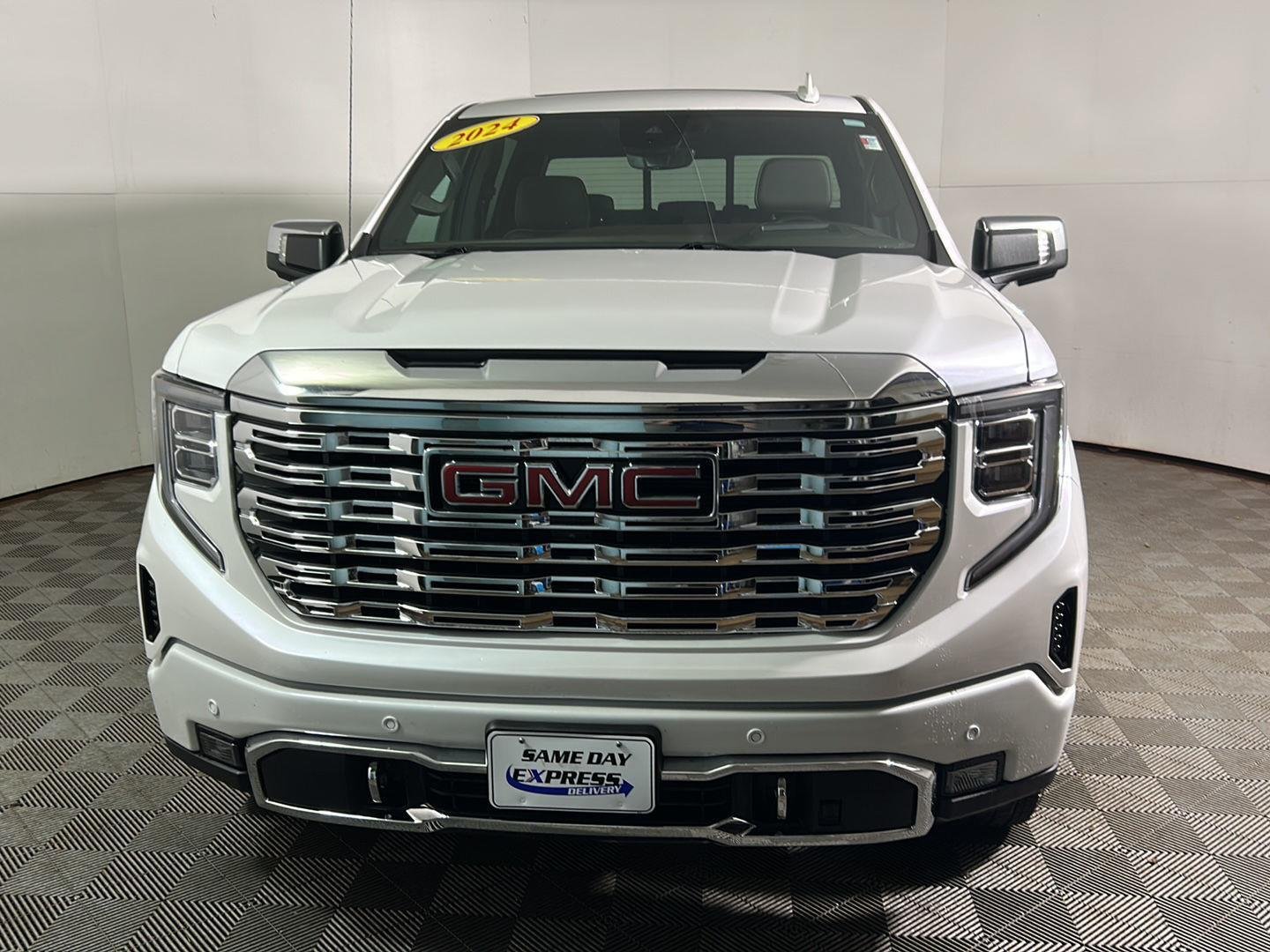 Used 2024 White Frost Tricoat GMC Denali image 13