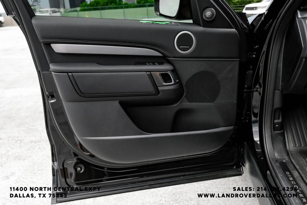 New 2026 Santorini Black Metallic Land Rover Dynamic SE image 35