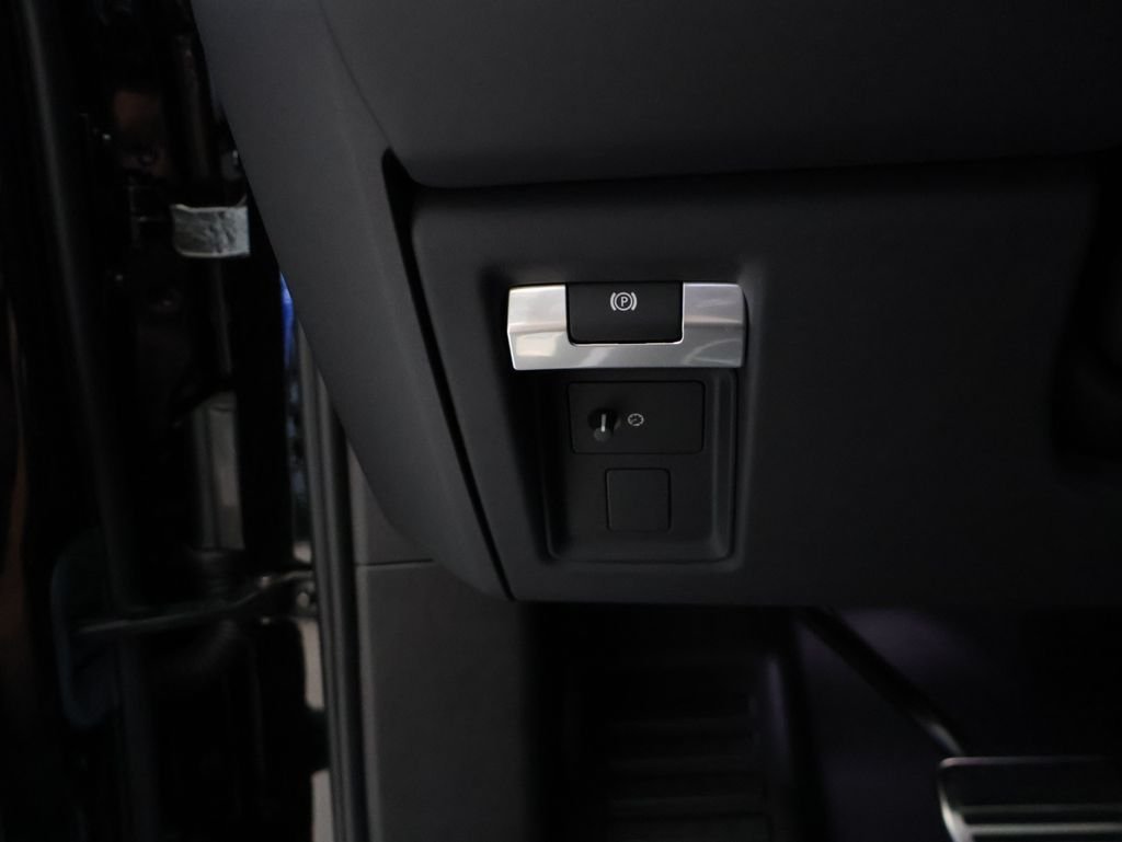 New 2026 Narvik Black Land Rover OCTA Black image 31