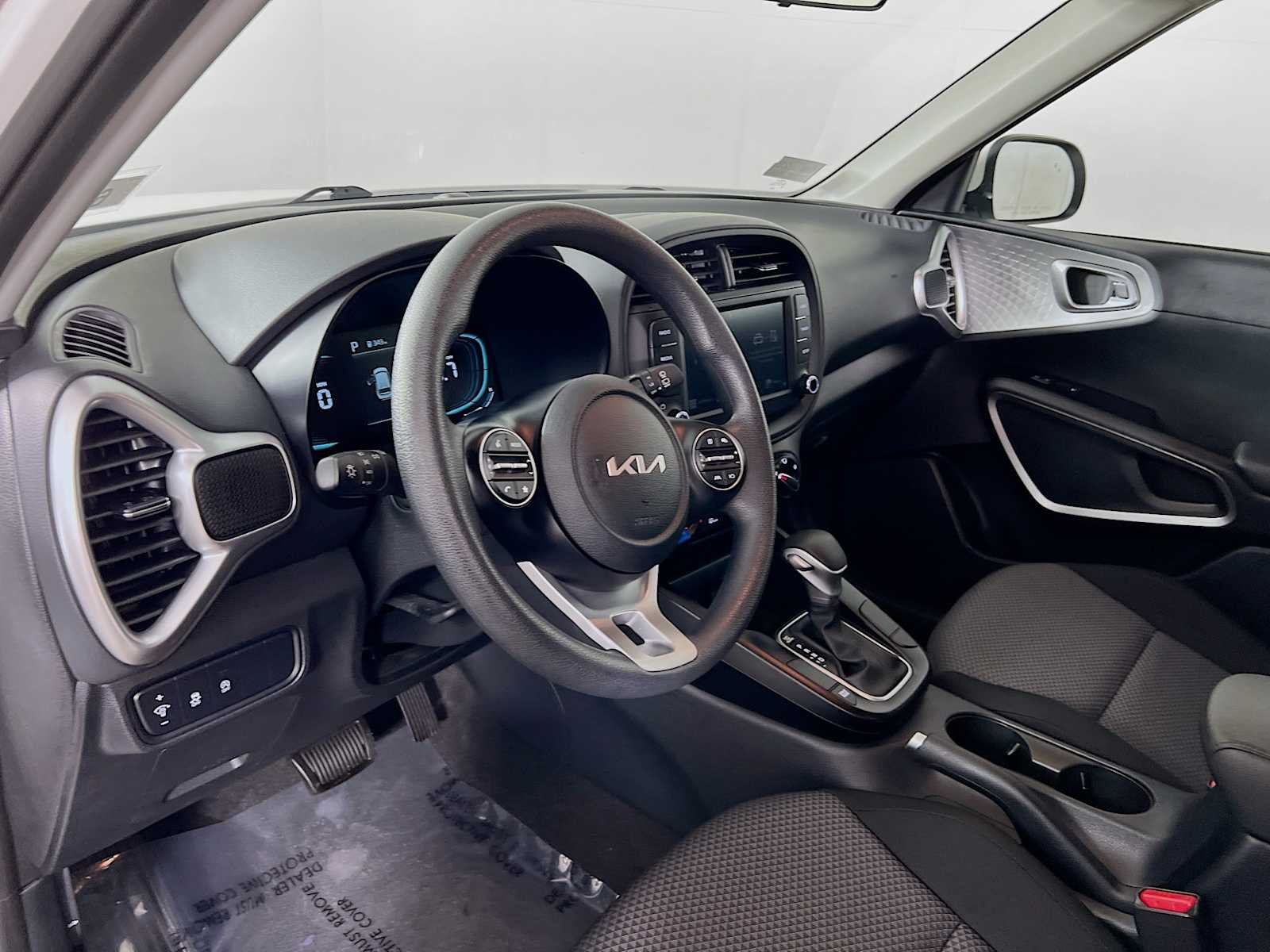 Used 2025 Snow White Pearl Kia LX image 9