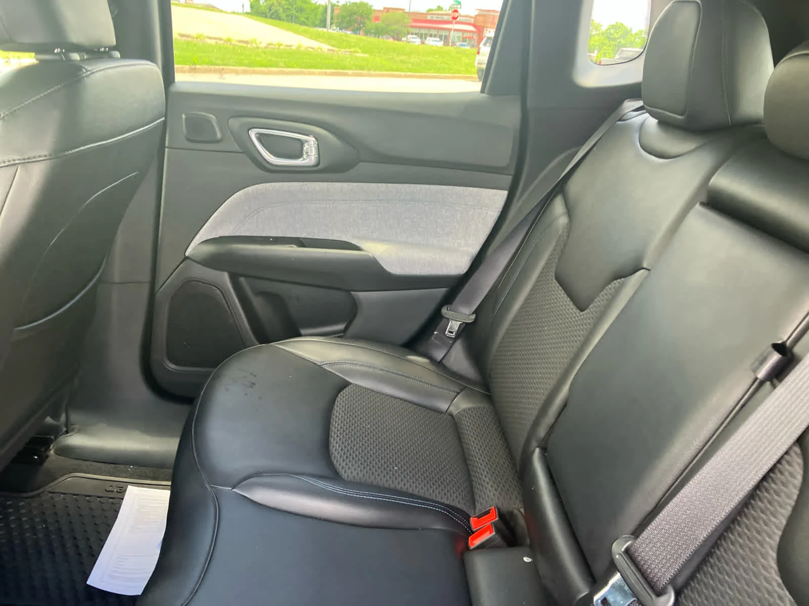 Used 2025 Diamond Black Crystal Pearlcoat Jeep Latitude image 36