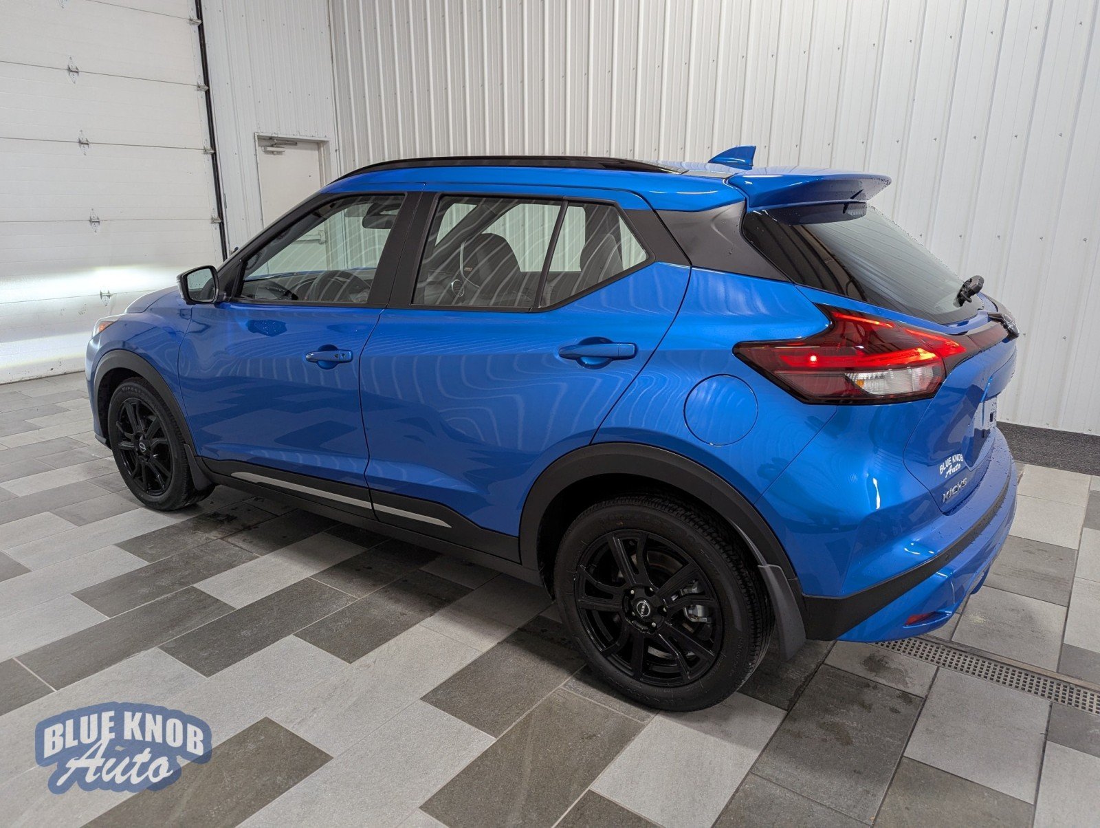 2024 Nissan Kicks SR photo 2