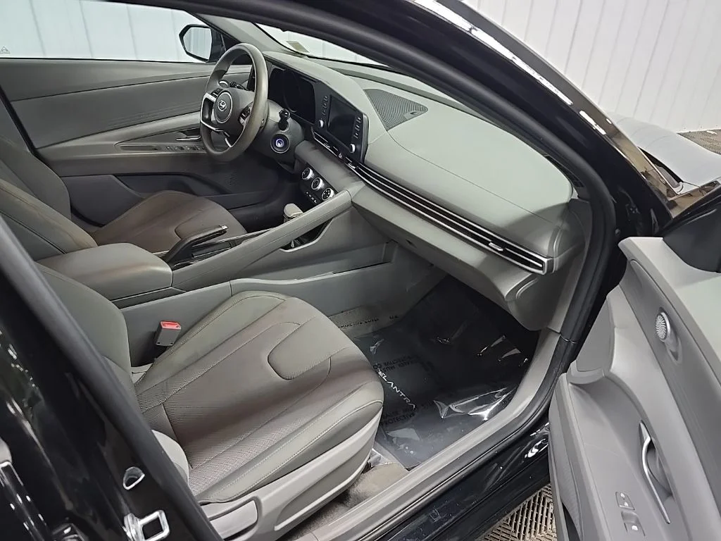 Used 2022 Black Hyundai SE image 15