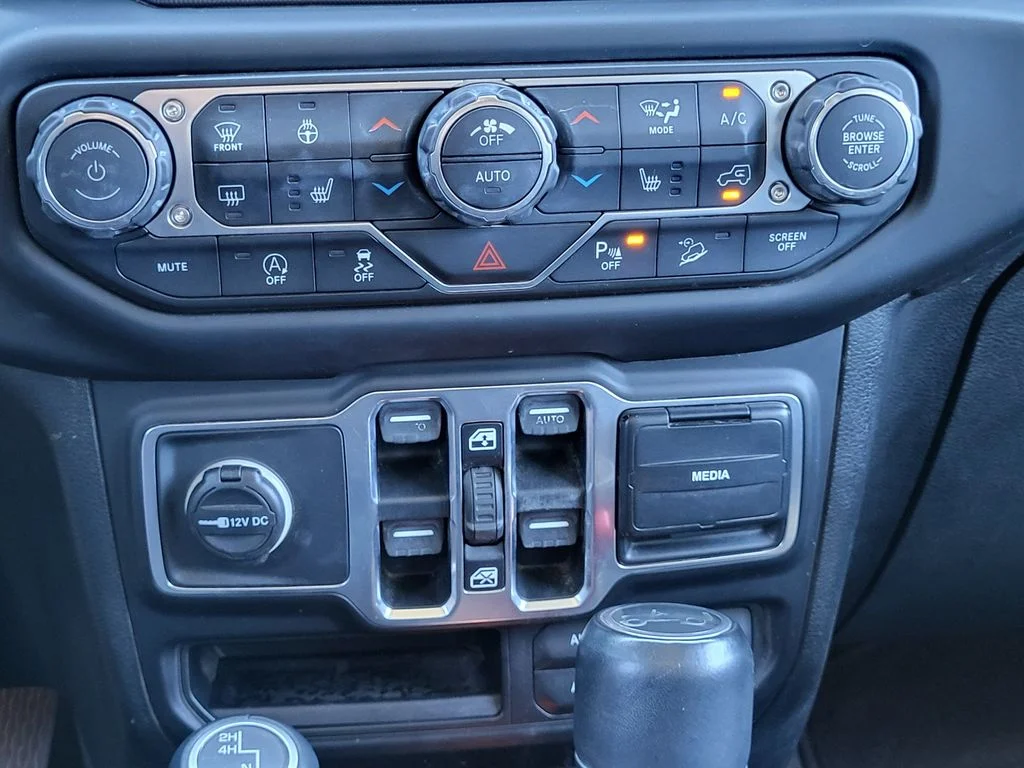 Used 2018 Mojito! Clearcoat Jeep Unlimited Sahara image 17