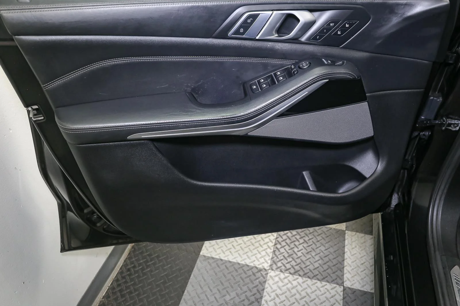 Used 2019 Black Sapphire Metallic BMW xDrive50i image 46