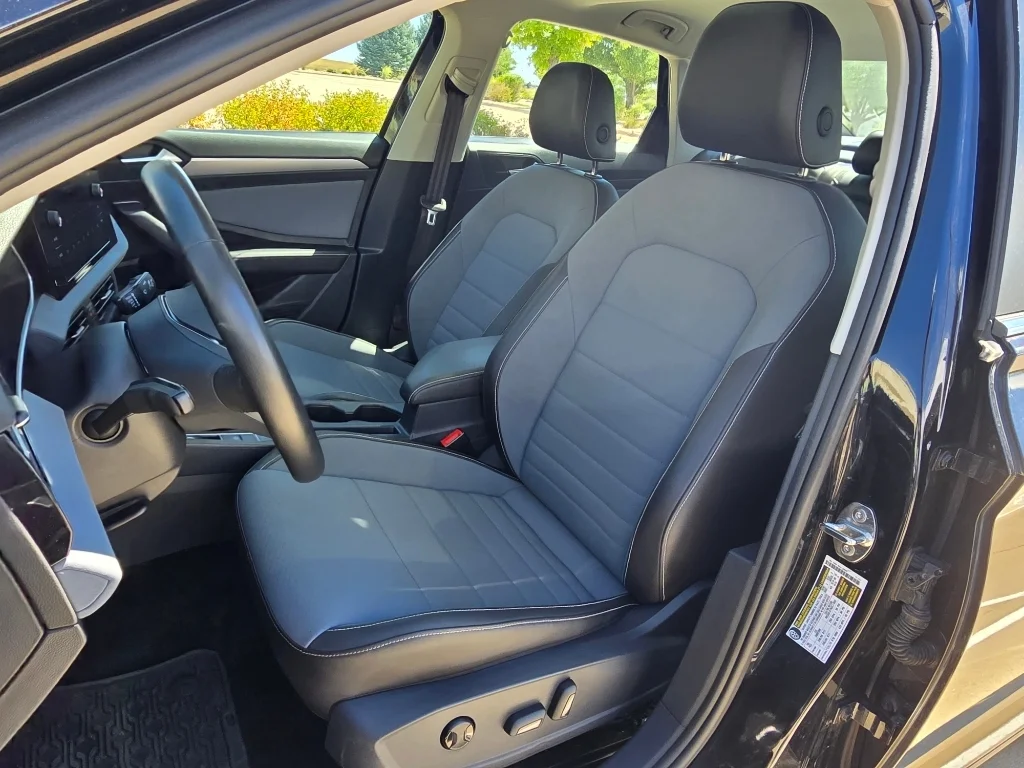 Used 2025 Deep Black Pearl Volkswagen SE image 14
