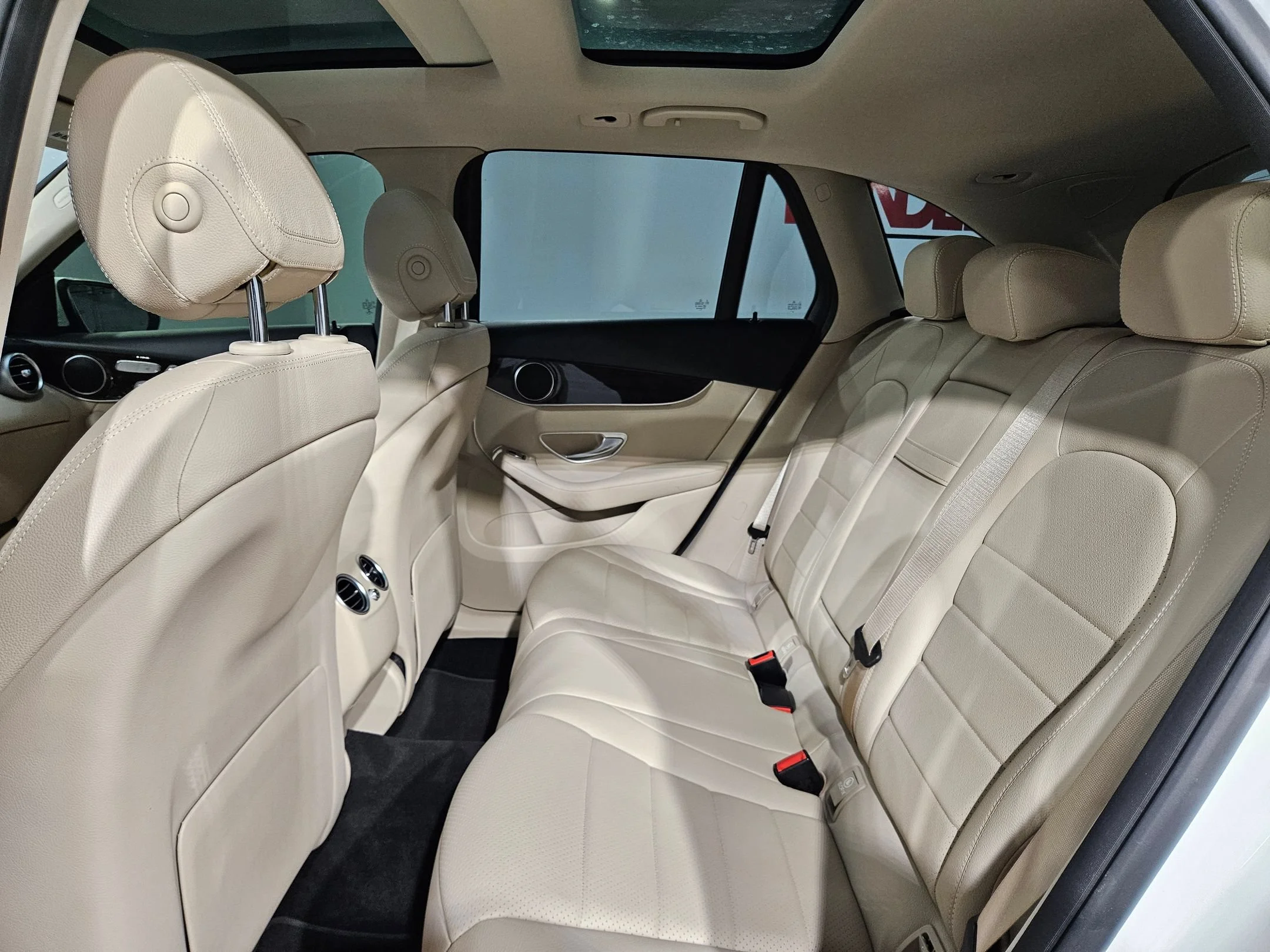 Used 2021 Polar White Mercedes-Benz GLC 300 image 37