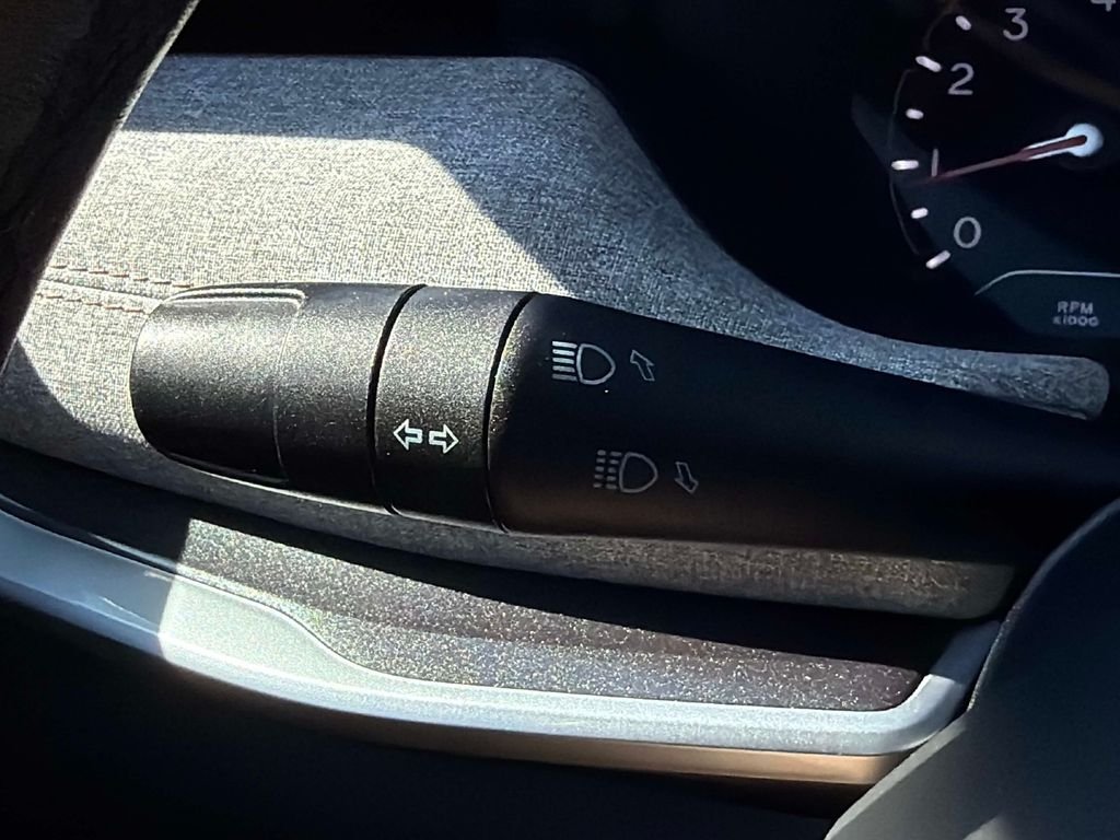 Used 2022 Black Jeep Latitude Lux image 30