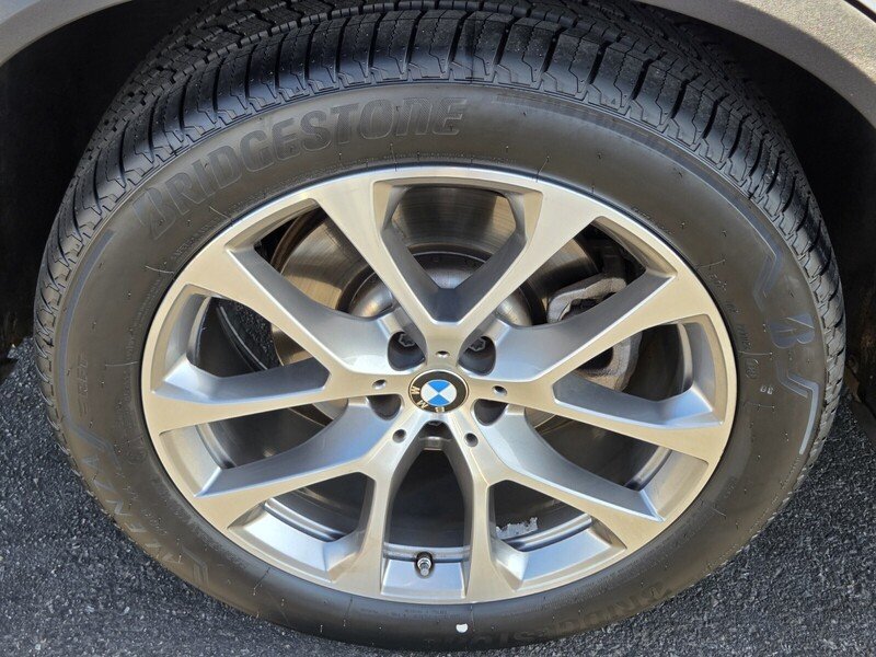 Used 2025 White BMW xDrive40i image 11
