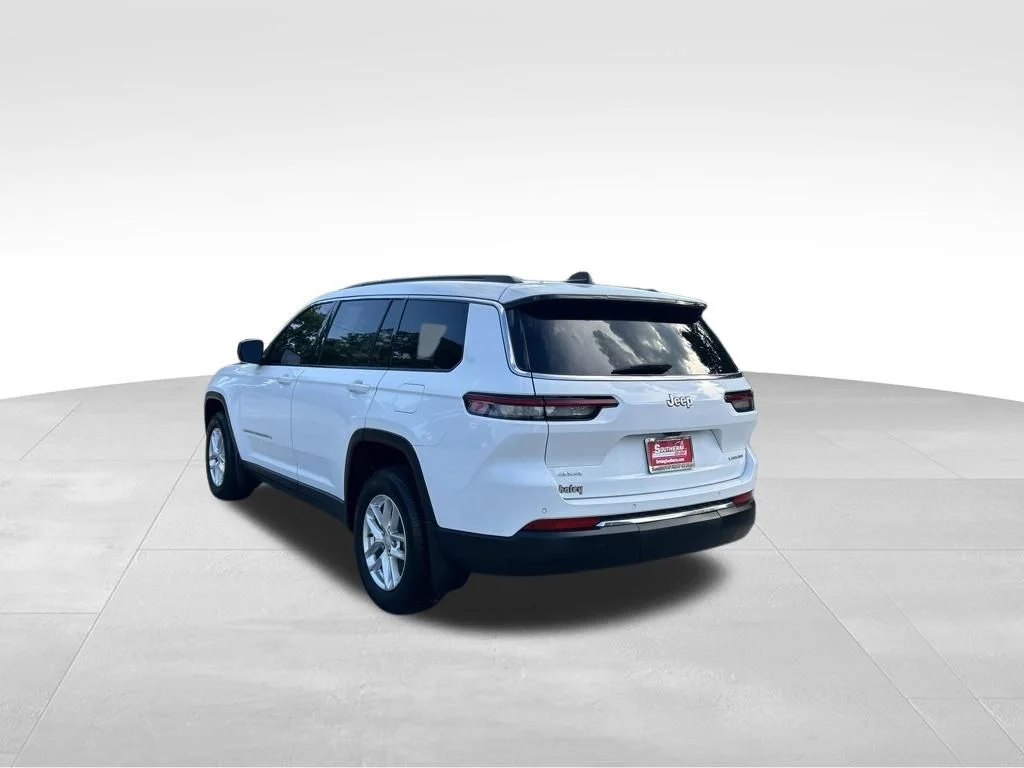 Used 2025 White Jeep Laredo image 3