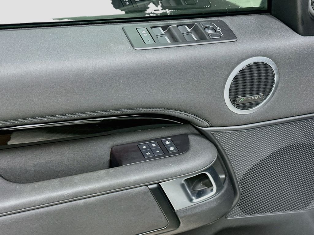 Used 2025 White Land Rover S image 19
