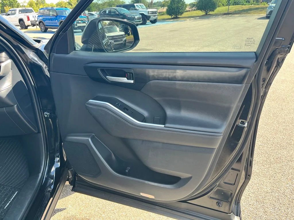Used 2023 Black Toyota L image 12