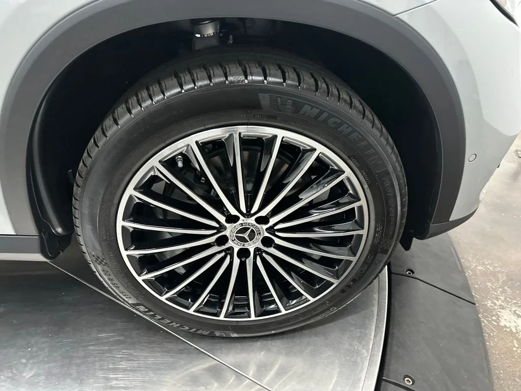 New 2027 White Mercedes-Benz GLC 300 image 9