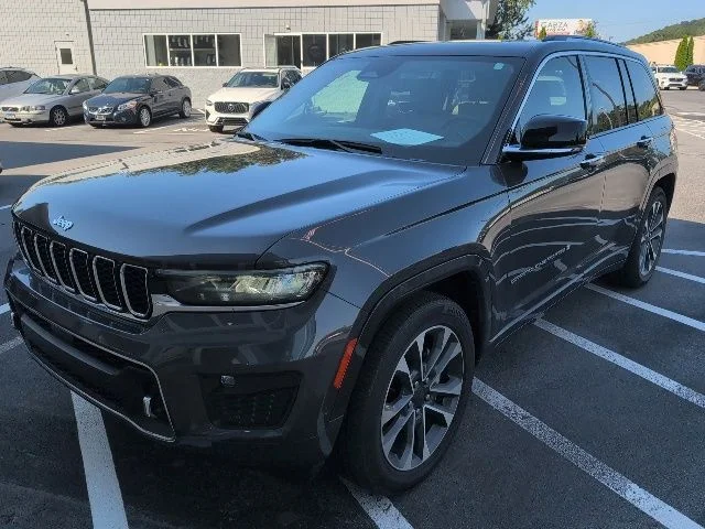 Used 2023 Gray Jeep Overland image 3