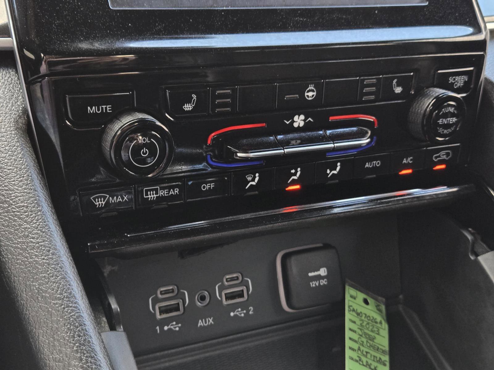 Used 2023 Diamond Black Crystal Pearlcoat Jeep Altitude image 20