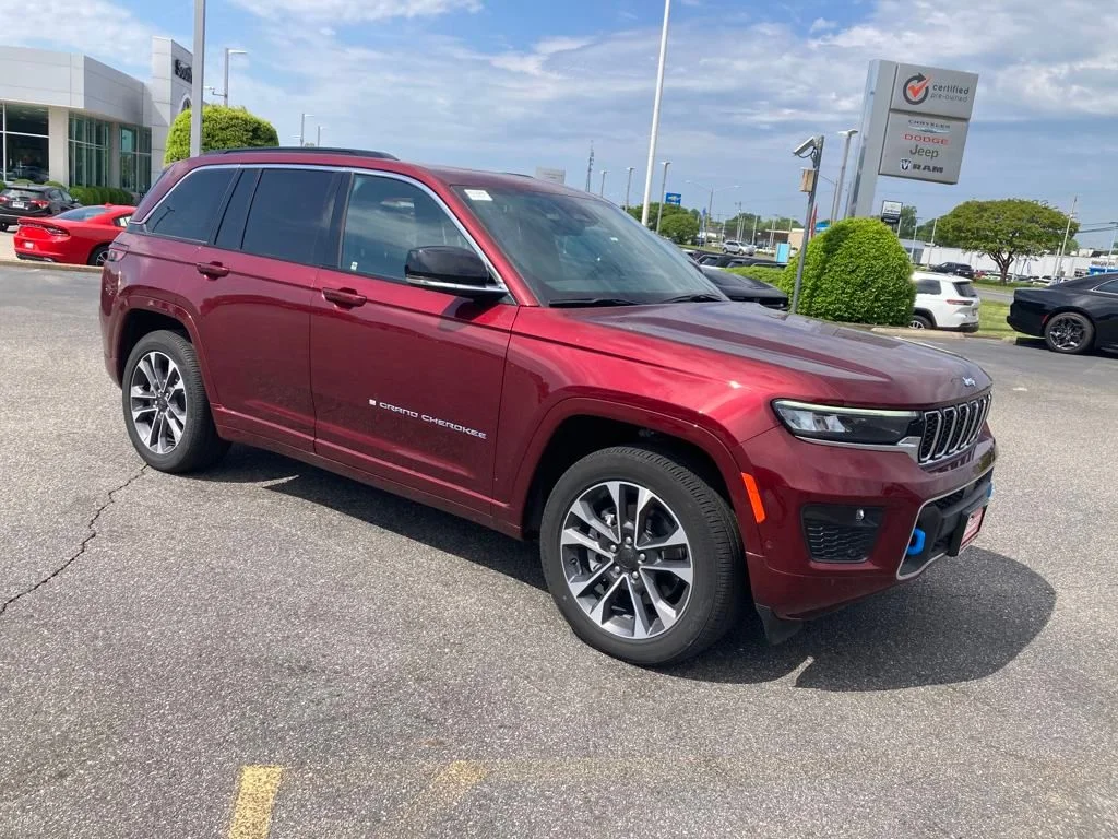 New 2024 Velvet Red Pearl-Coat Exterior Paint Jeep Overland 4xe image 8
