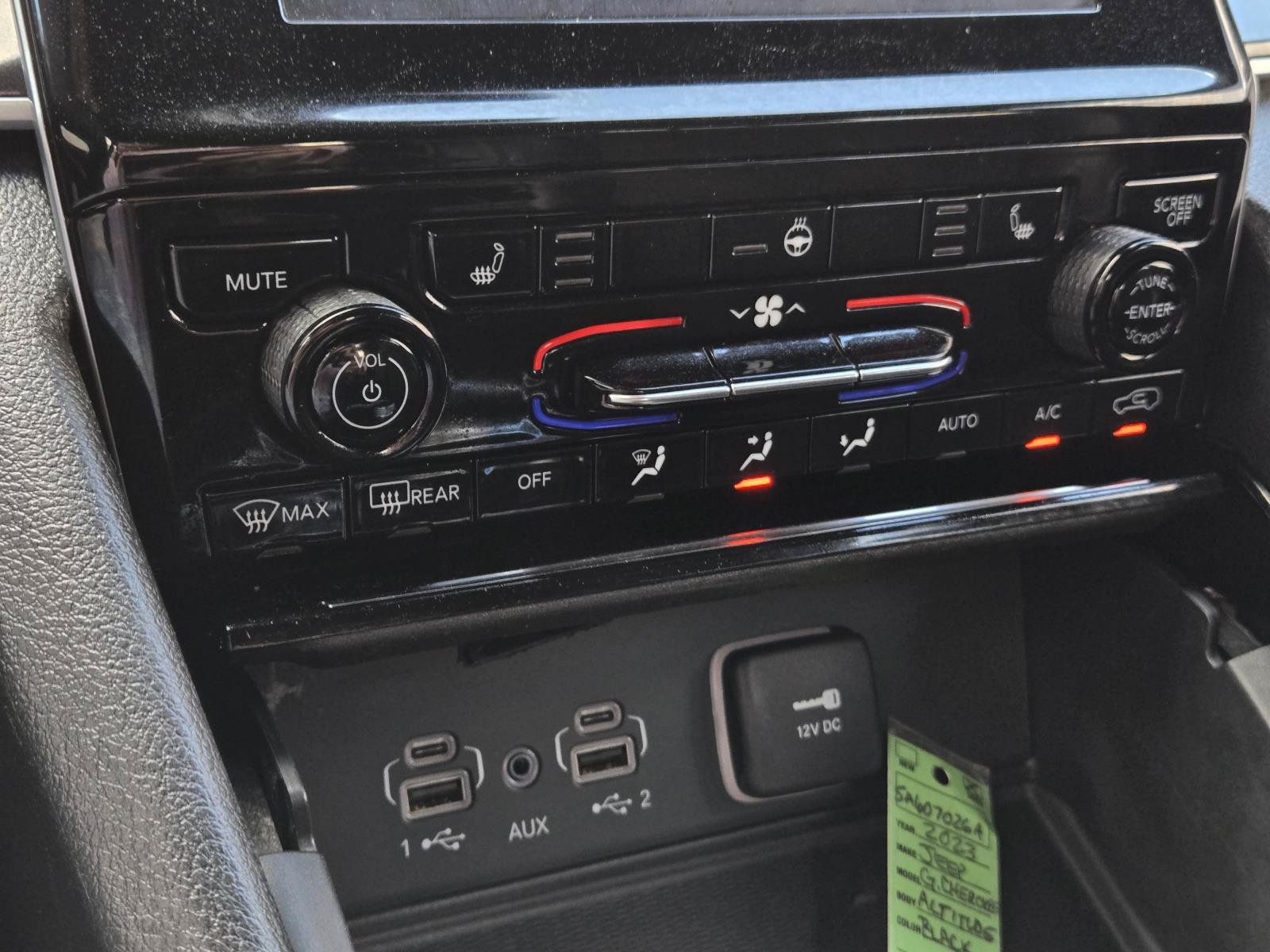Used 2023 Diamond Black Crystal Pearlcoat Jeep Altitude image 20
