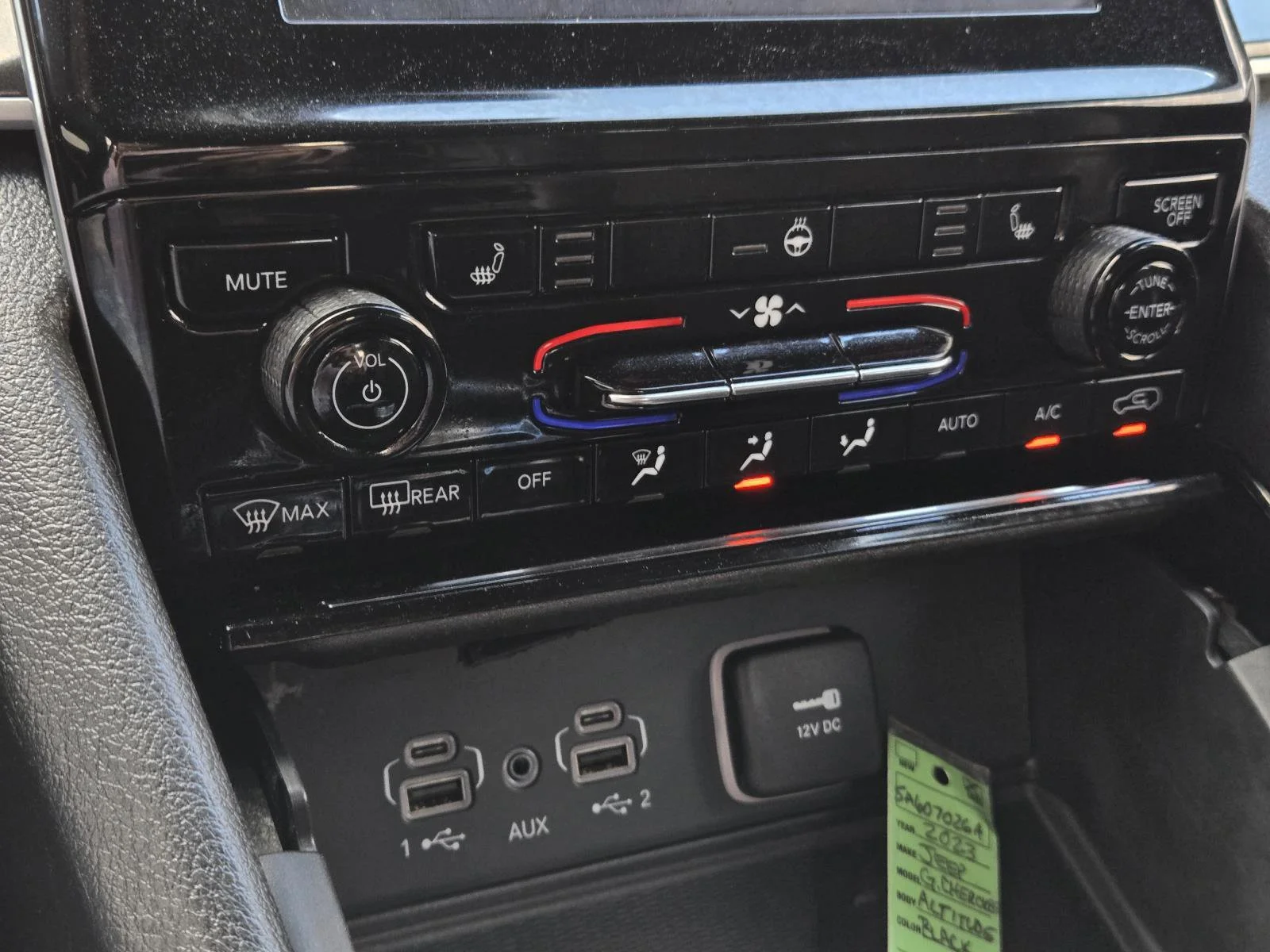 Used 2023 Diamond Black Crystal Pearlcoat Jeep Altitude image 20